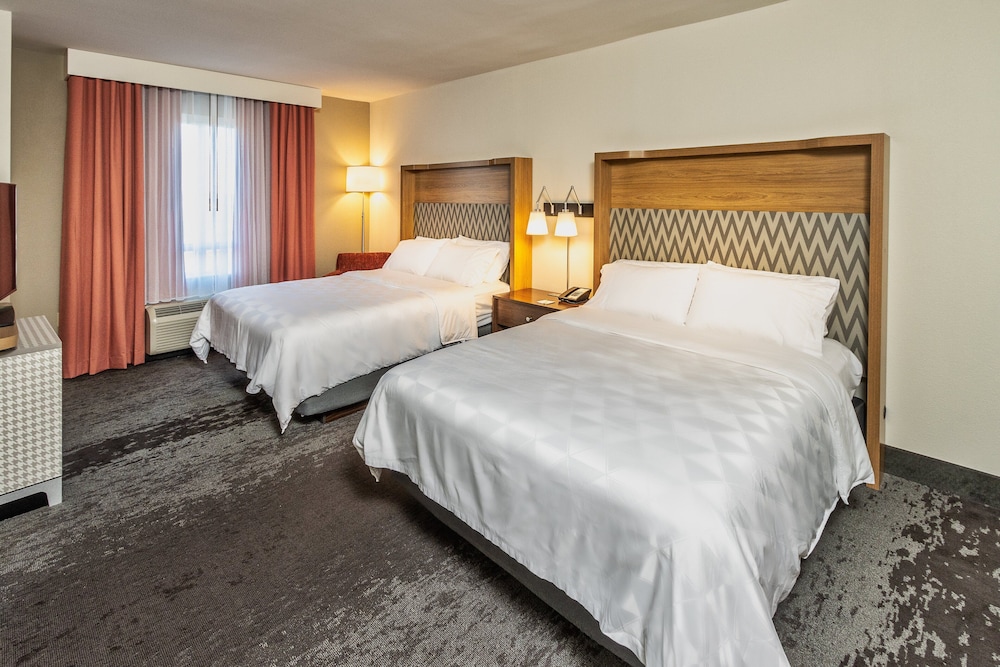 Holiday Inn Suites Memphis Wolfchase Galleria 22/79