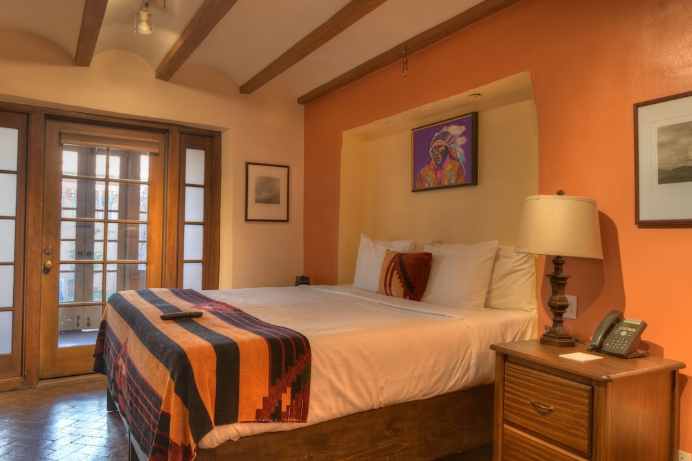 STUDIO, KING BED