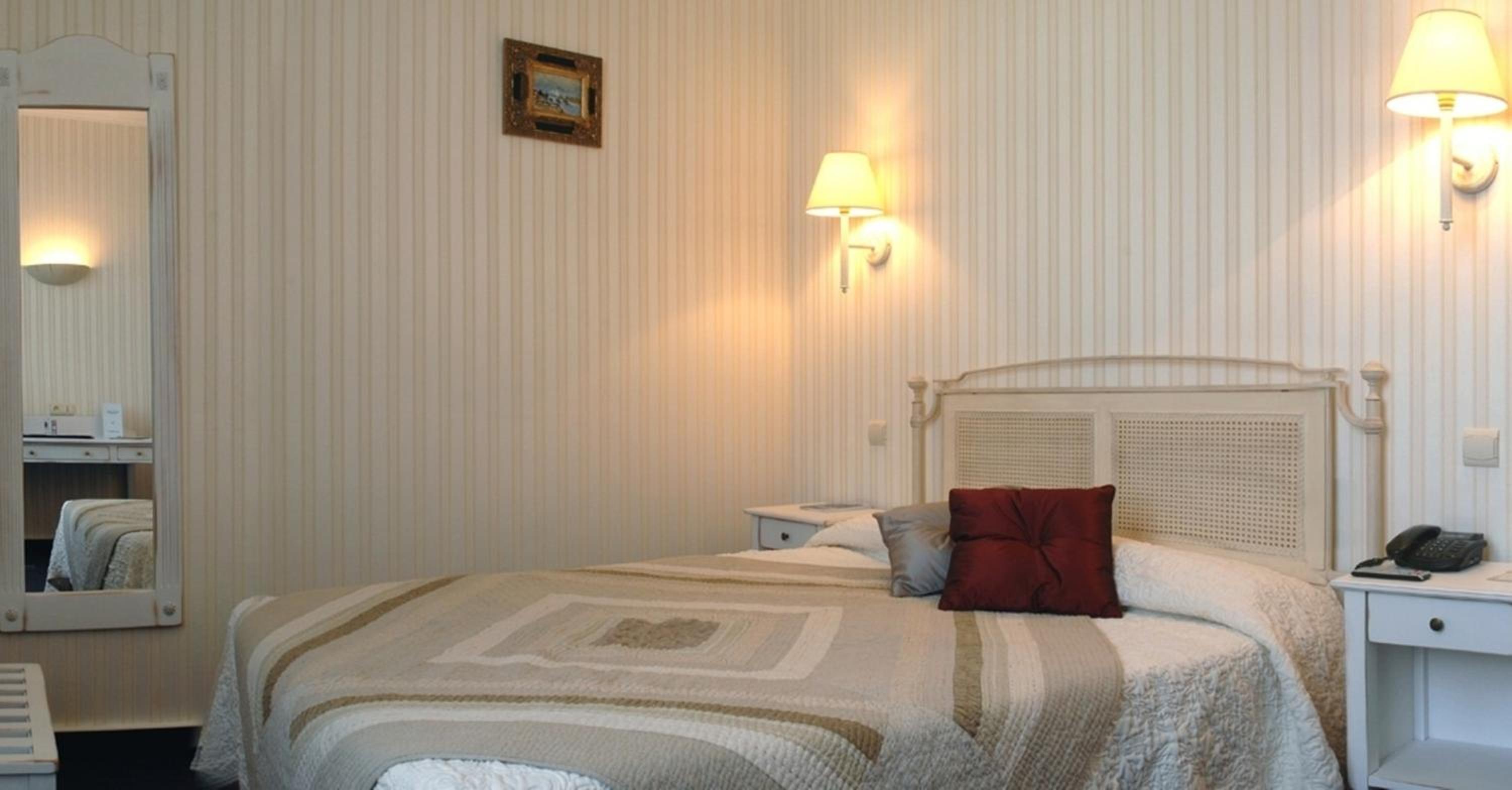 Adjoining, Double Bed