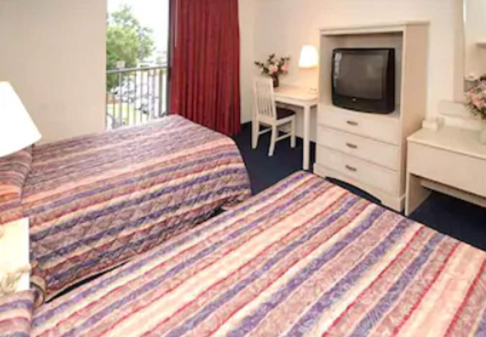 Econo Lodge Inn and Suites Resort Rehoboth Beach 29/42