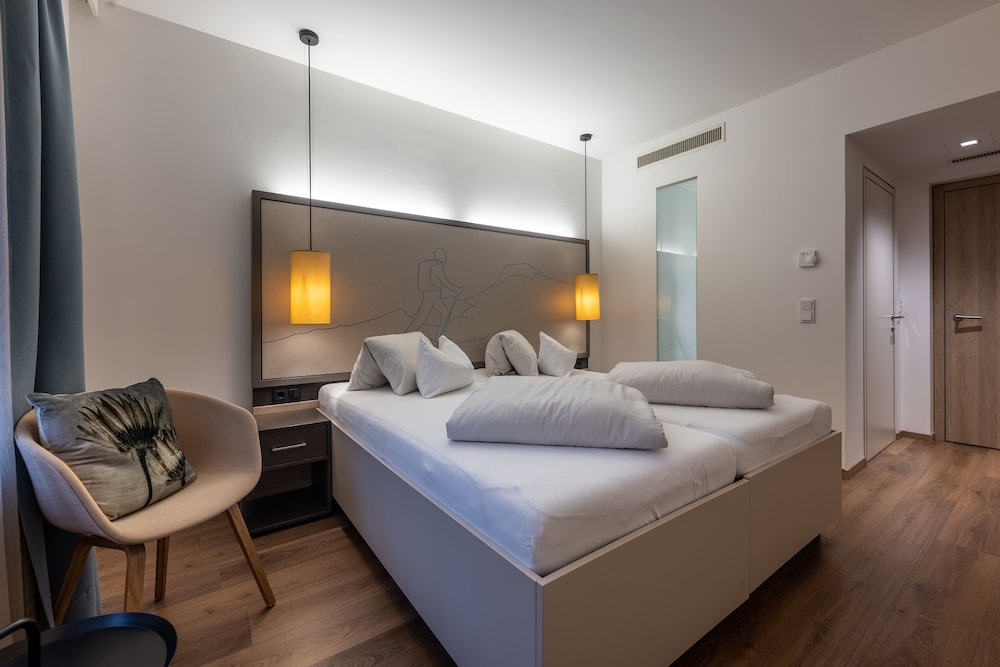 HOTEL POST 8/36