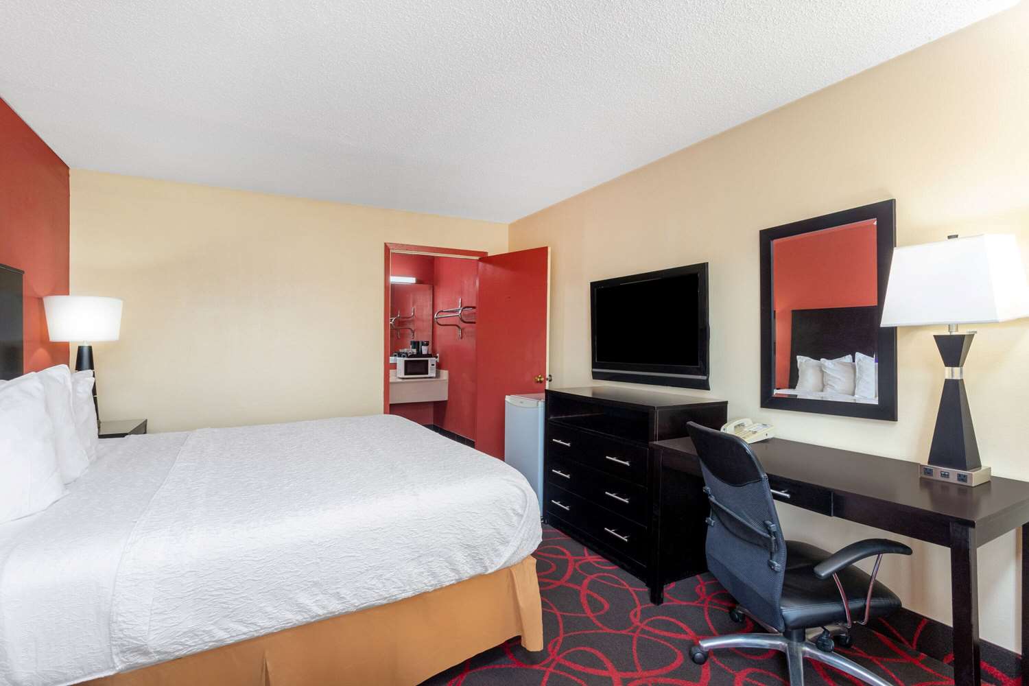 Travelodge by Wyndham Richmond IN 7/24