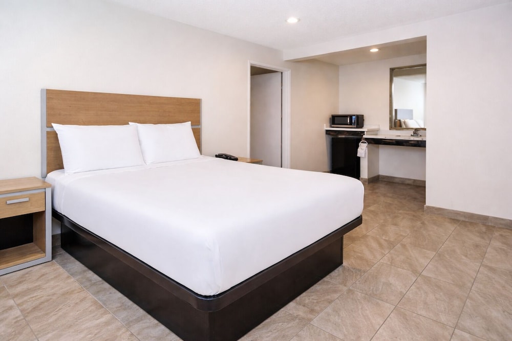 Super 8 by Wyndham Bakersfield CA 14/48