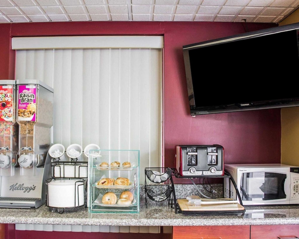 Econo Lodge Columbus West 23/29