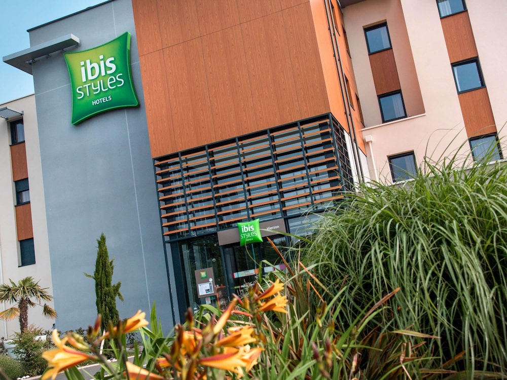 Ibis Styles Vierzon 1/44