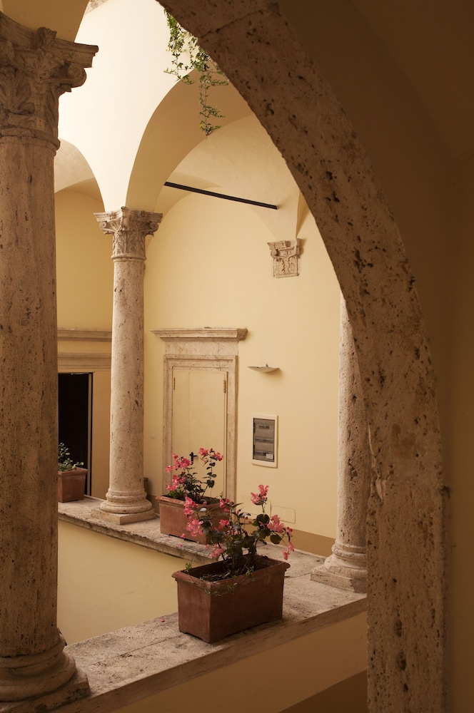 Palazzo Guiderocchi 46/48