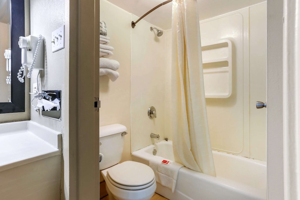 Econo Lodge Shorewood 13/31