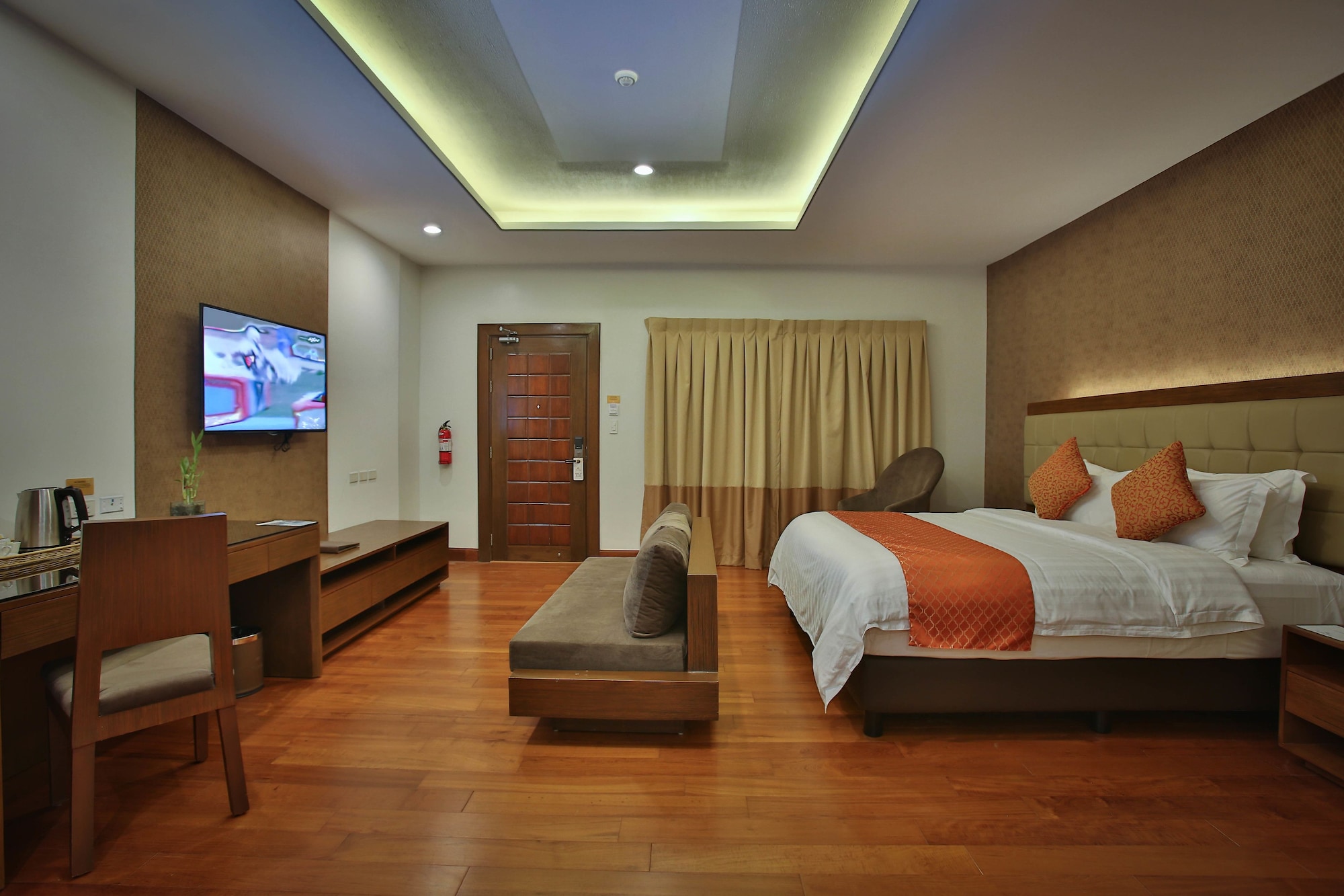 SUITE, POOL SIDE