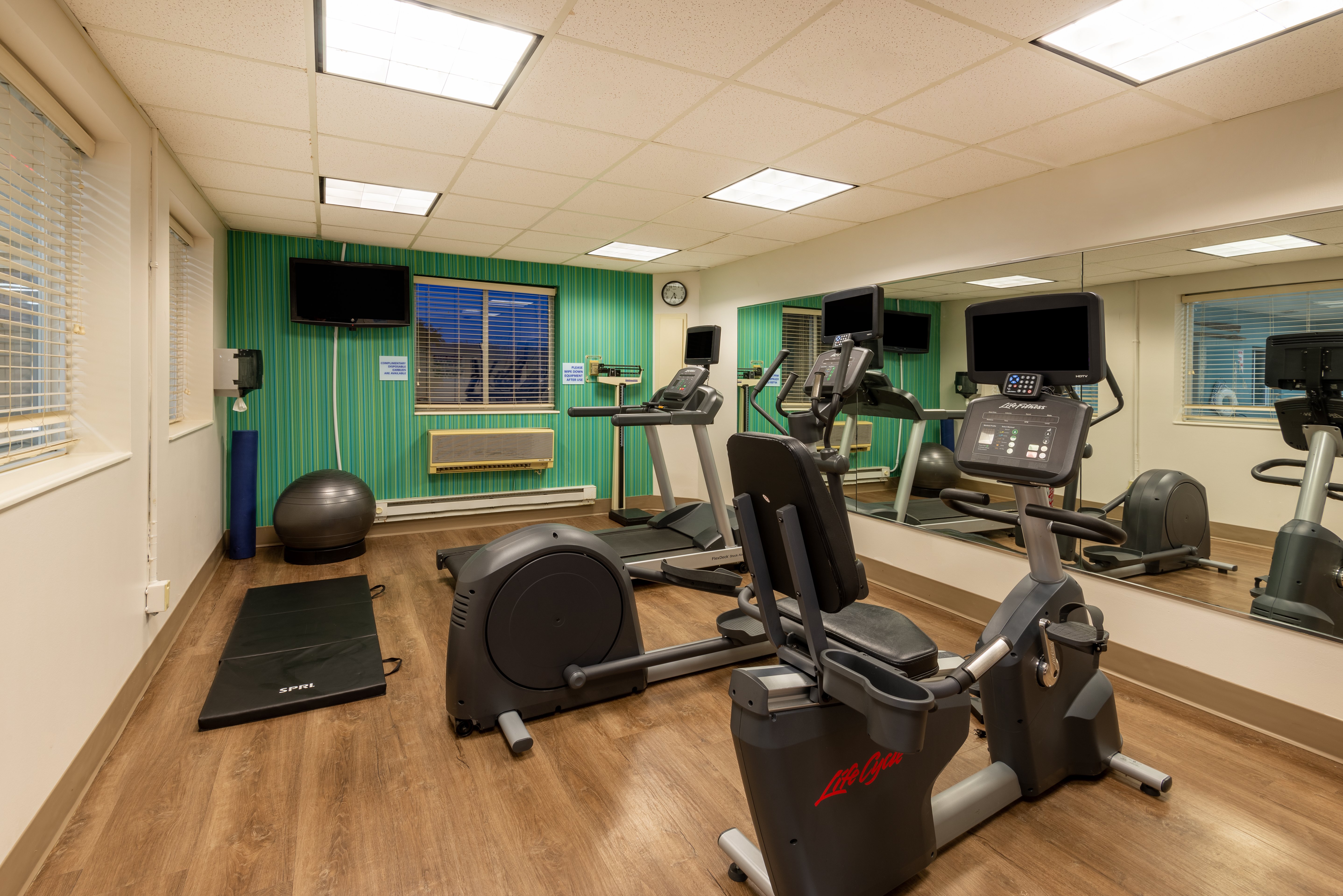 Holiday Inn Express Cleveland-Vermilion 18/36