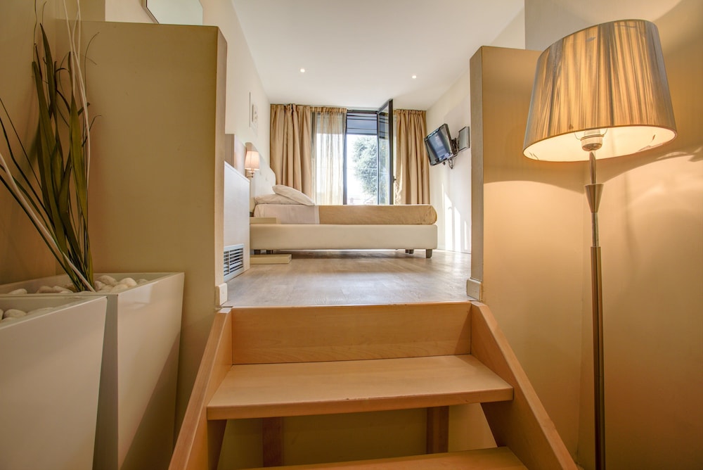 Ferretti Beach Hotel 9/65