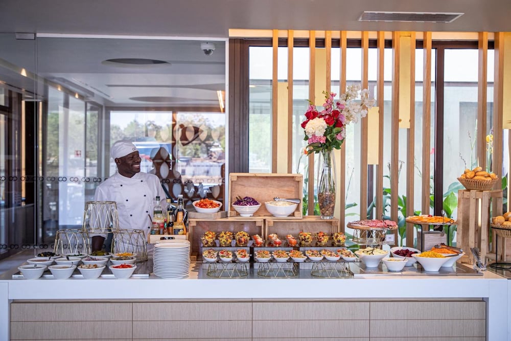 Noom Hotel Niamey 24/50