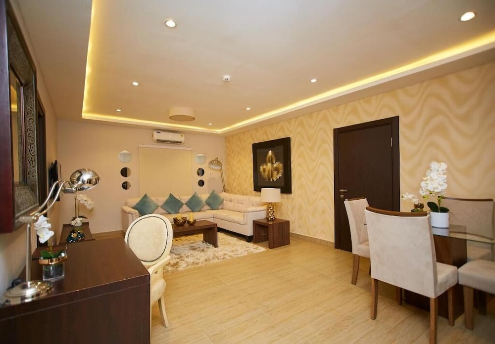 The Cabin Hotel 4/41