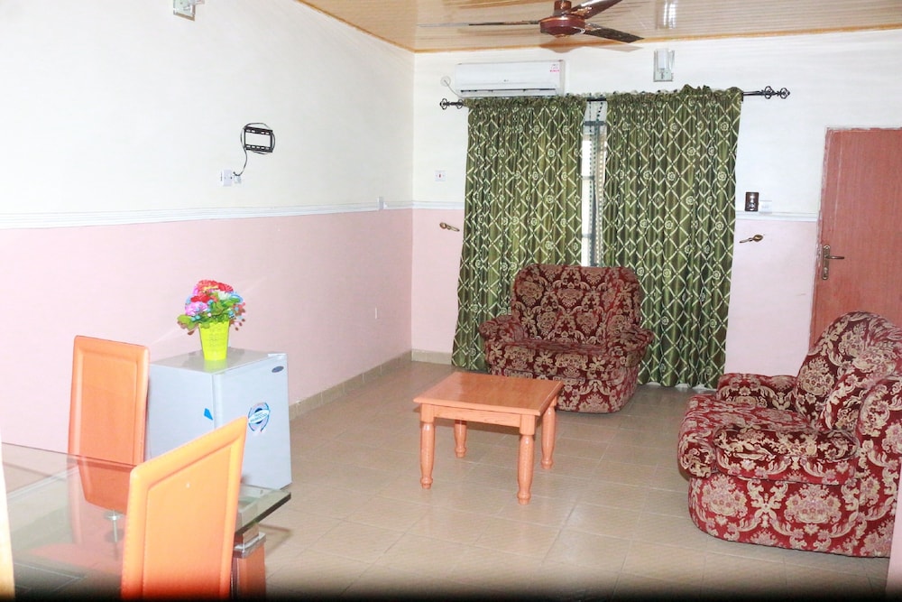 L & L Executive Hotels And Suites 13/19