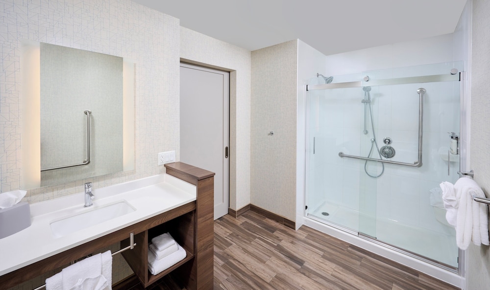 Holiday Inn Express And Suites Brantford 64/66