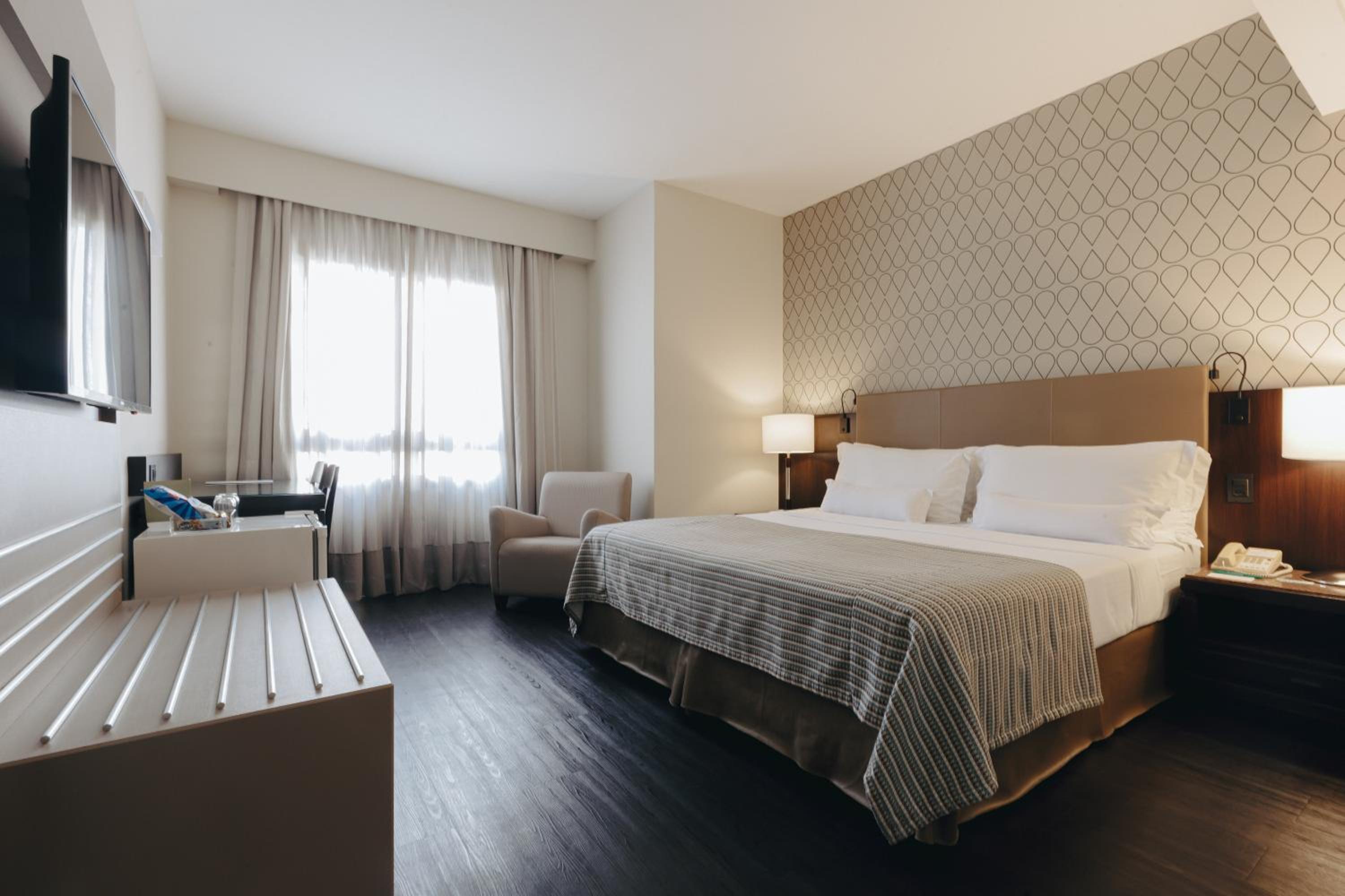PLUS, SUPERIOR, QUEEN BED