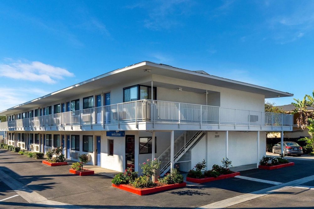 Motel6 Santa Barbara, CA - State Street 7/54