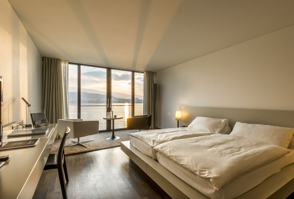 DELUXE, LAKE VIEW