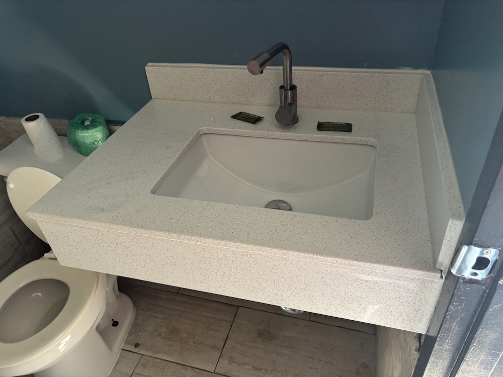Budget Inn Express 15/16