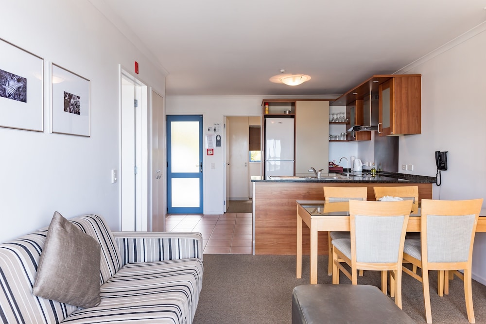 Blue Pacific Apartments 30/70