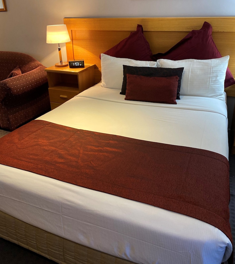 Sunseeker Motor Inn 24/66