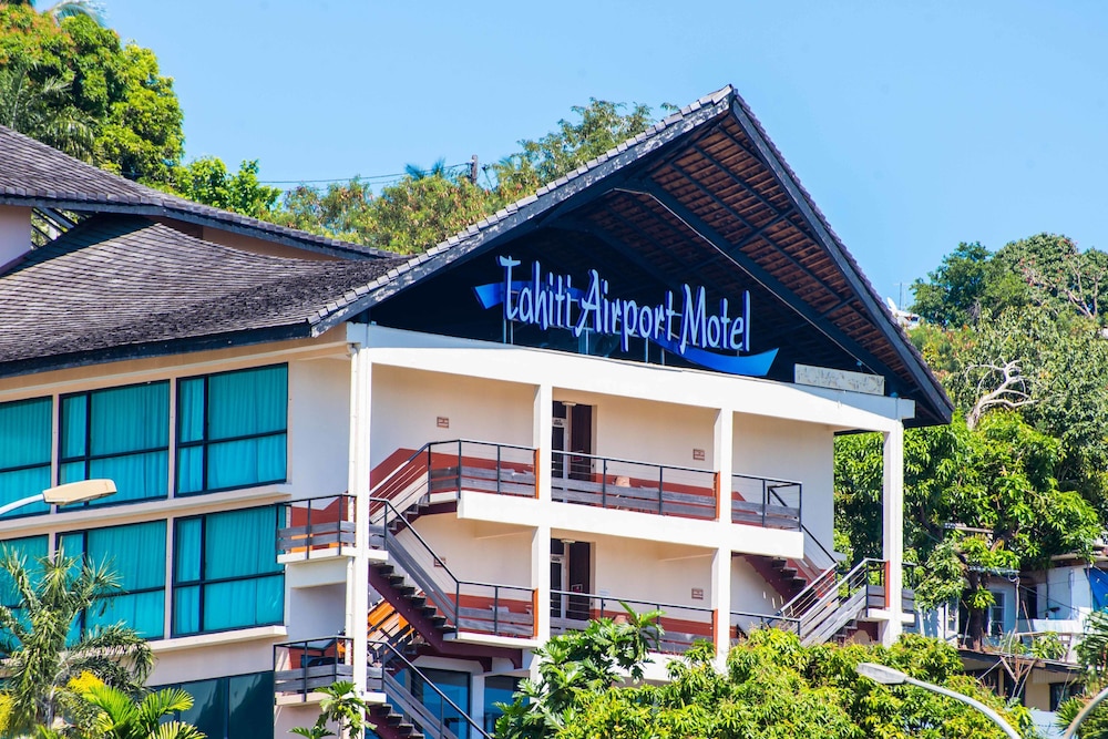 Tahiti Airport Motel 8/64