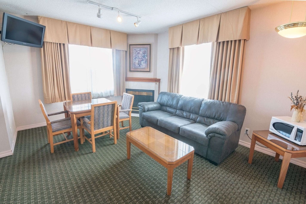 Ramada by Wyndham Thunder Bay Airlane Hotel 22/50