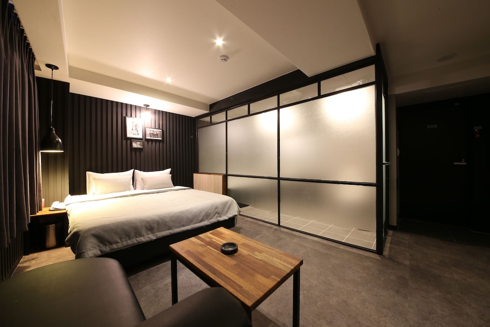 The Last Hotel 34/52