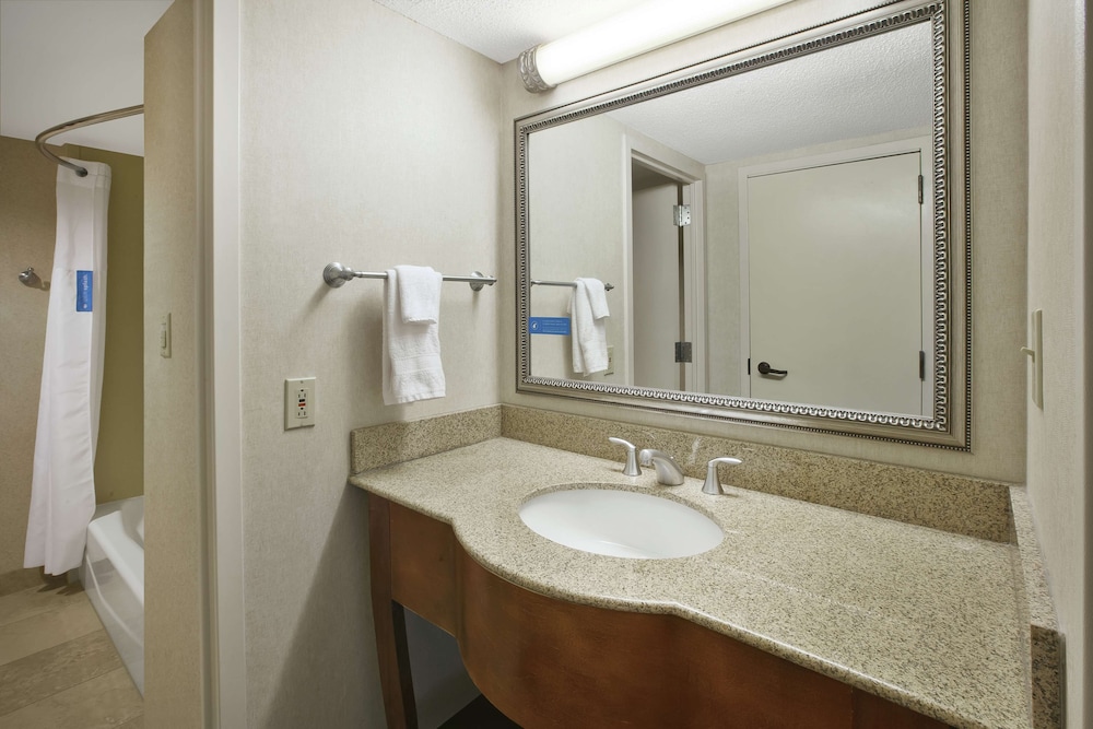 Hampton Inn Richmond West 26/46