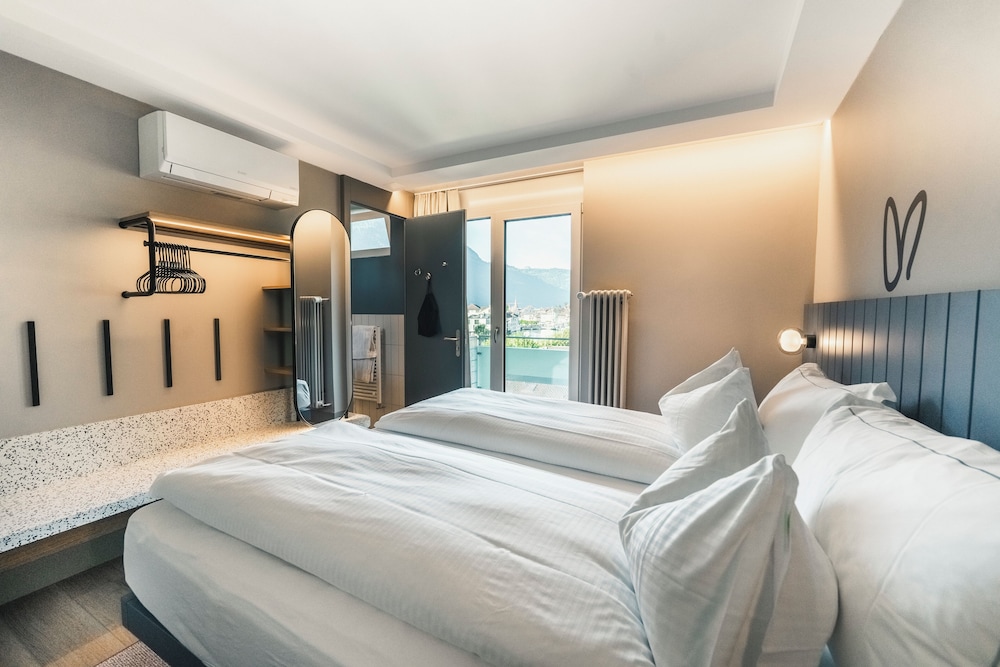Male Dorm, Apartment, Queen and Twin Beds, Sofa