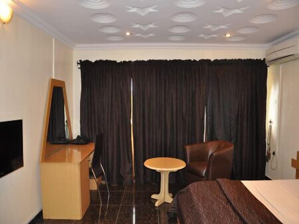 Solitude Hotel Yaba 38/50