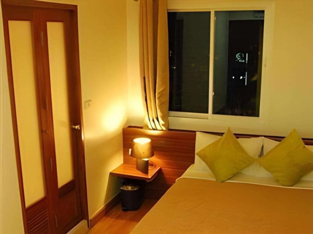 White House Asoke Sukhumvit 18 20/36