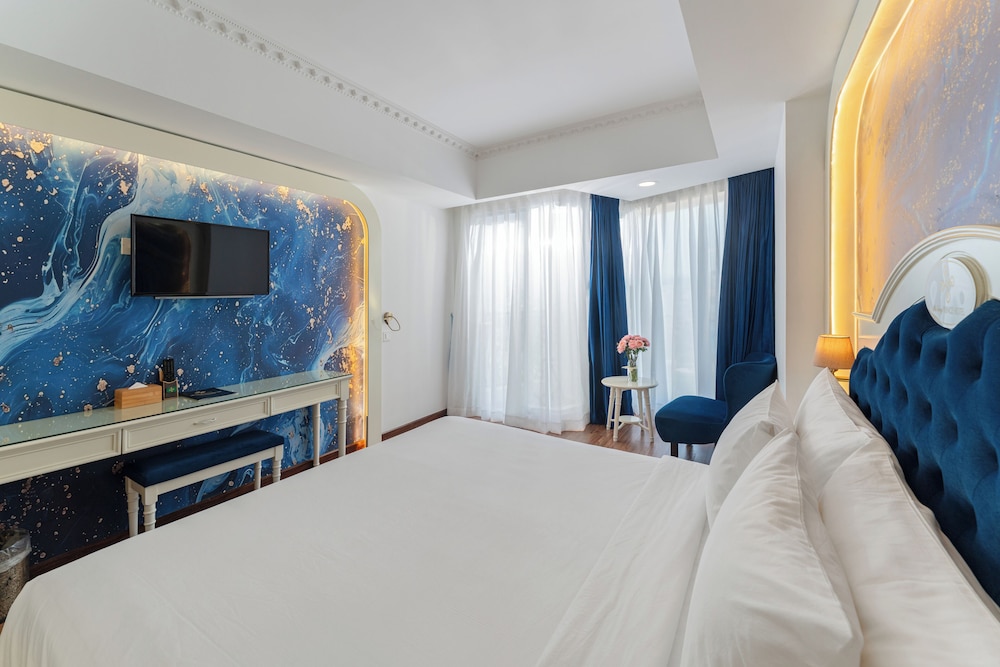 DELUXE, DOUBLE BED, CITY VIEW