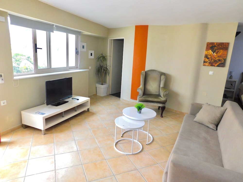Elizabeth Suites 31/50