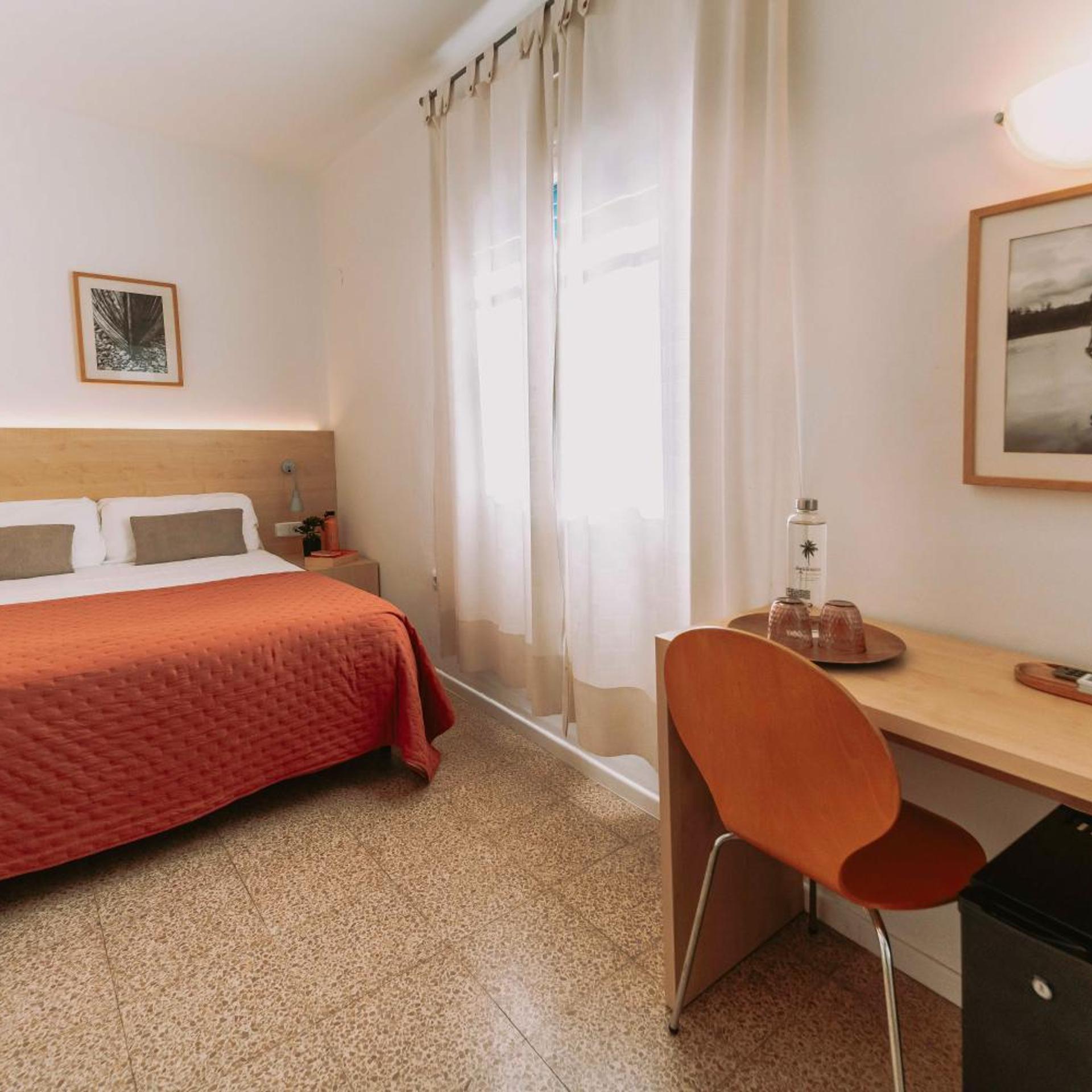 ROOM, SINGLE