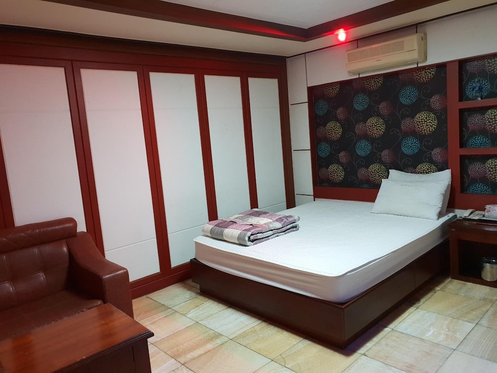 Plus Motel 13/48