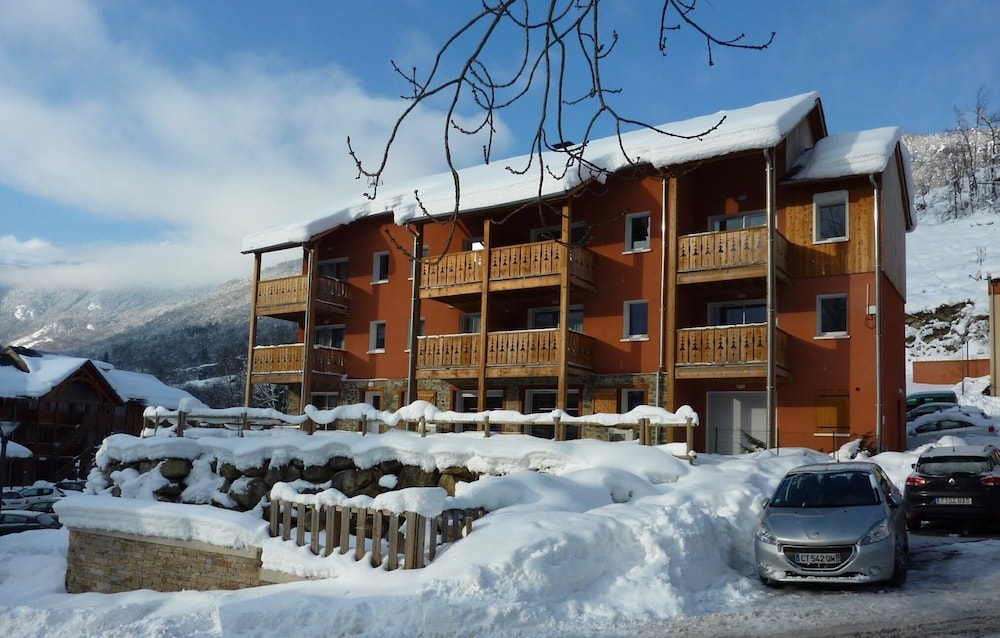 DOMAINE DE LA VALLÉE D´AX 2/63