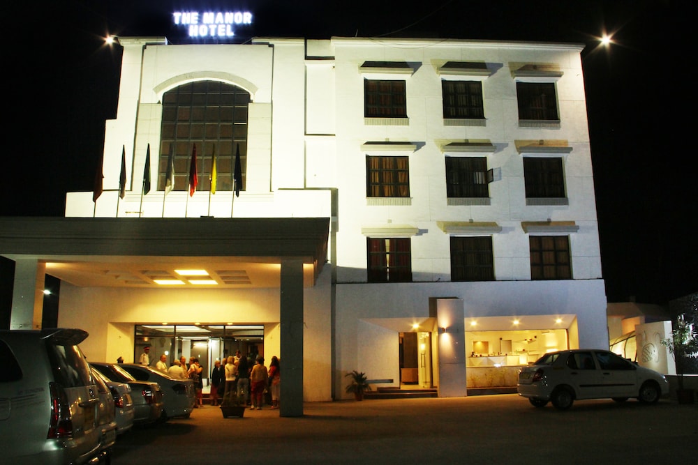 THE MANOR HOTEL 34/49