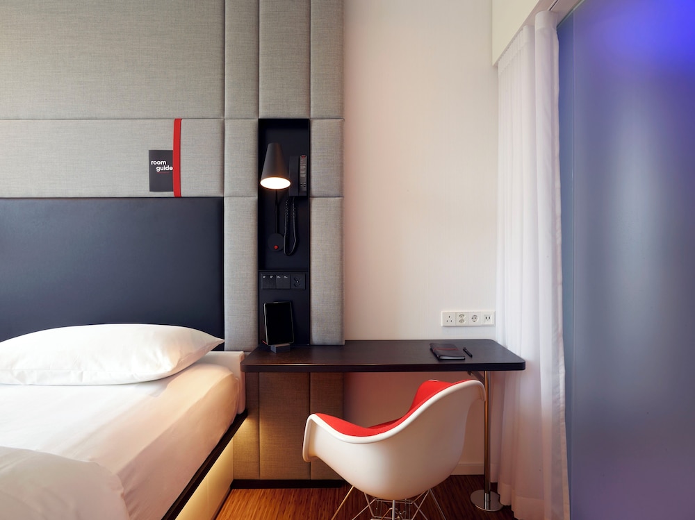 غرفة بسرير كينج في طابق مرتفع، citizenM Zurich 3/8