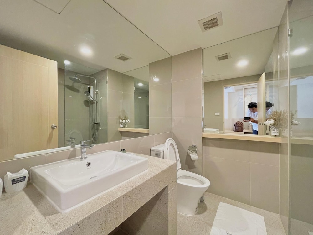 Bangsaen Villa Hotel 48/48