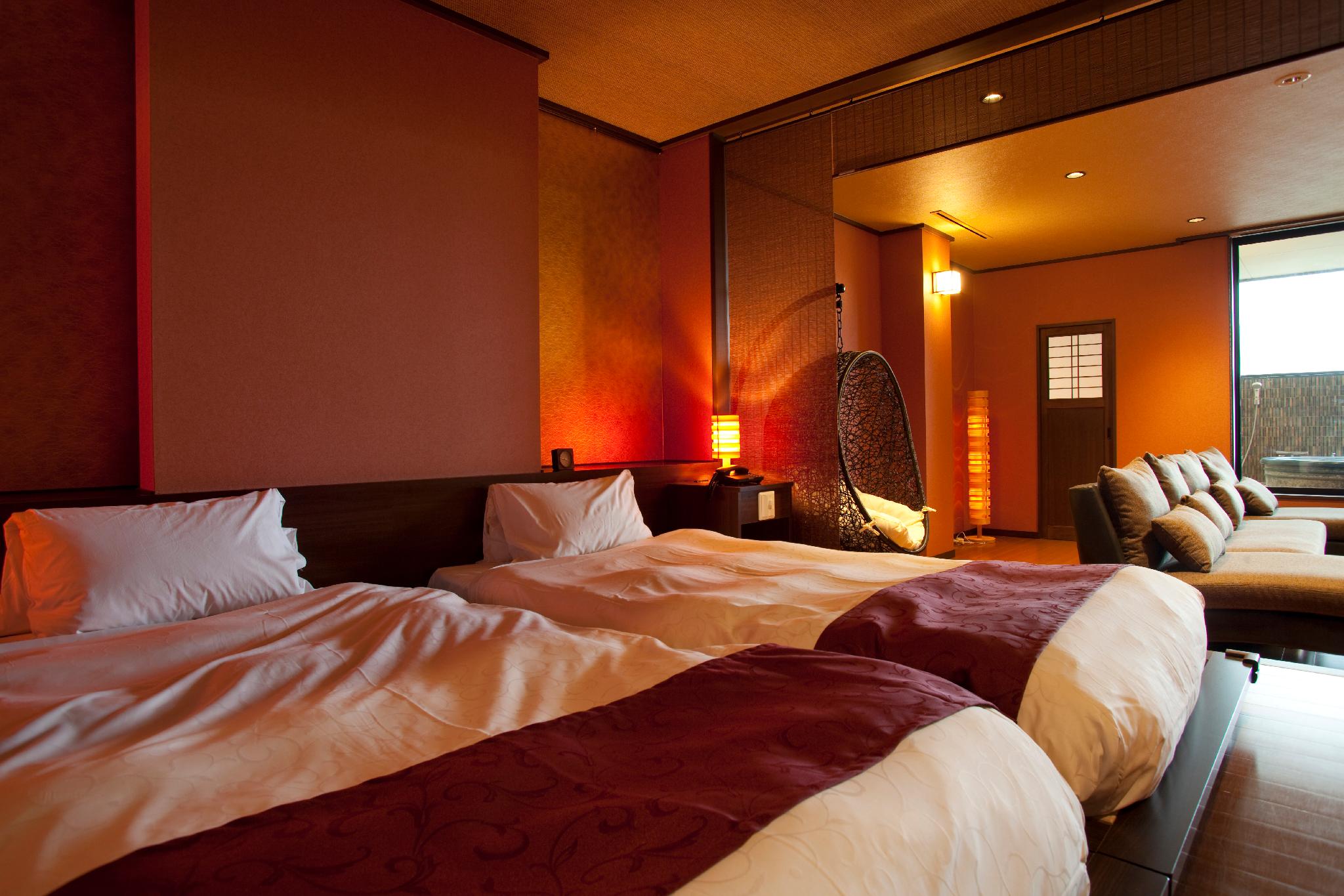 Semi Room, Suite
