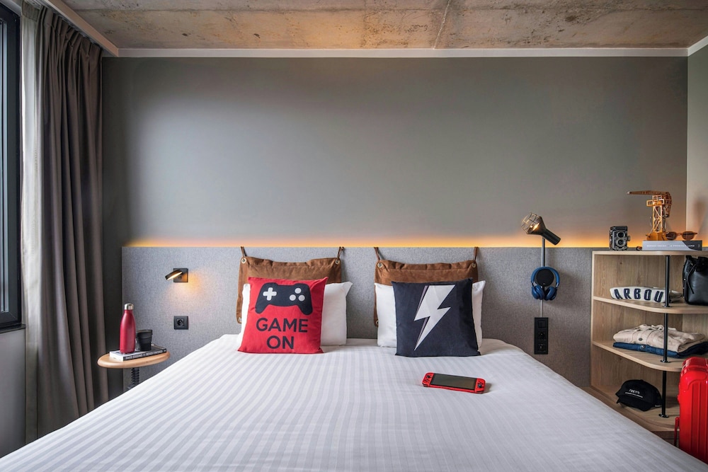 Moxy, Queen Bed, Harbour View