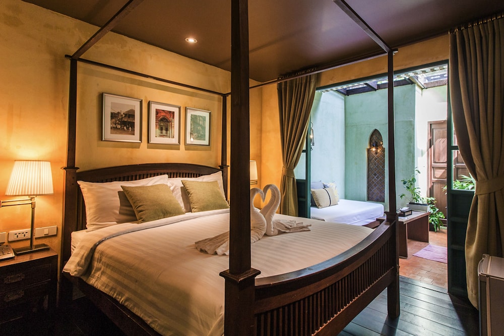 Garden Suite, Queen Bed, Sofa