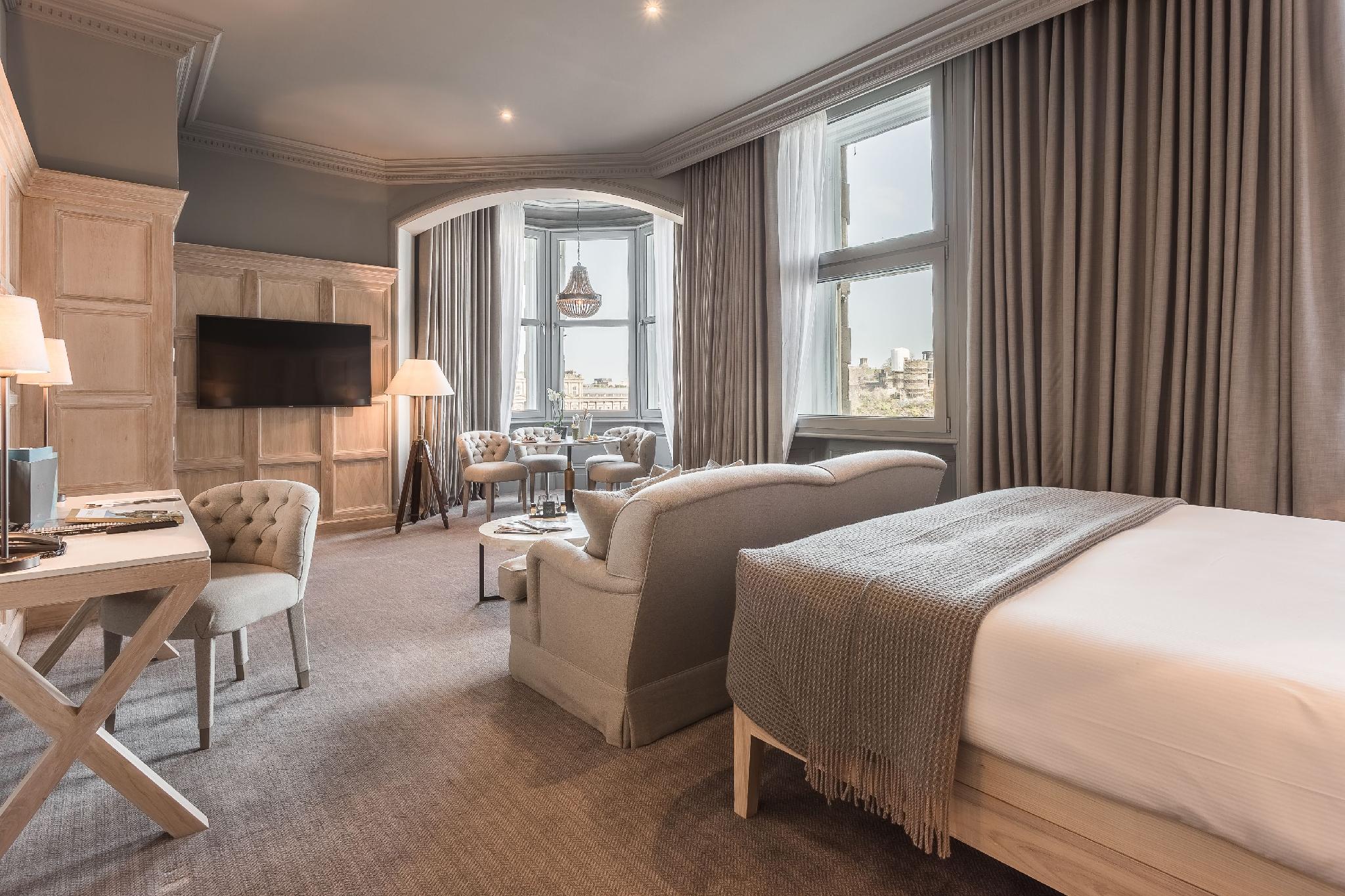 Senior, Suite, City View