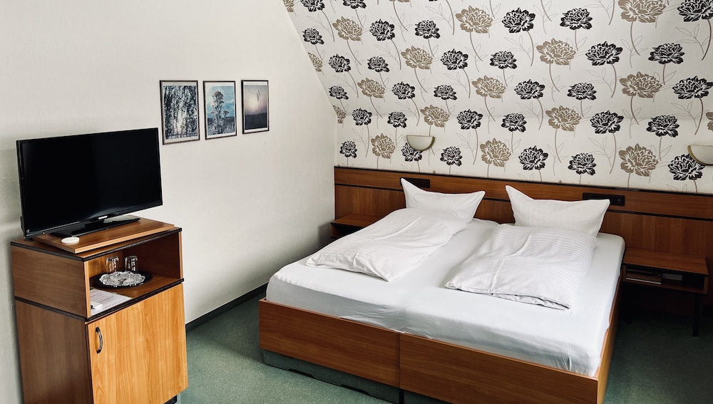 Standard, Queen Bed