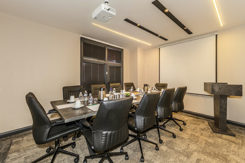 Elysian Airport Hotel & Restaurant 38/50