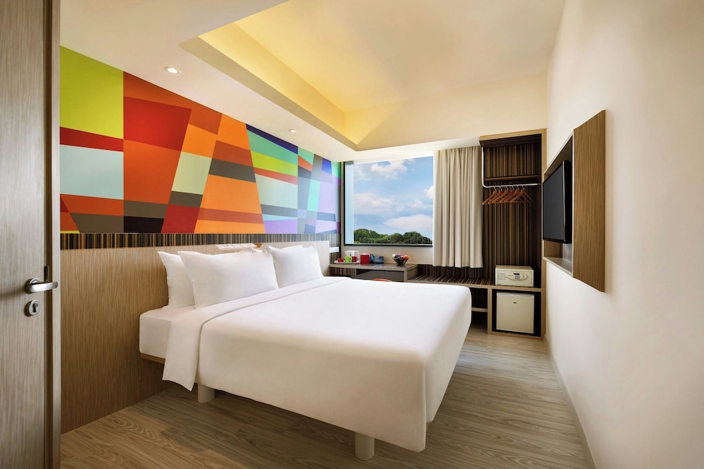 DELUXE, KING BED