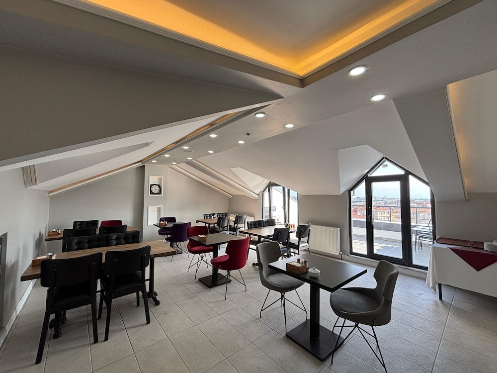 Royal Luxury Hotels & Suites 28/44