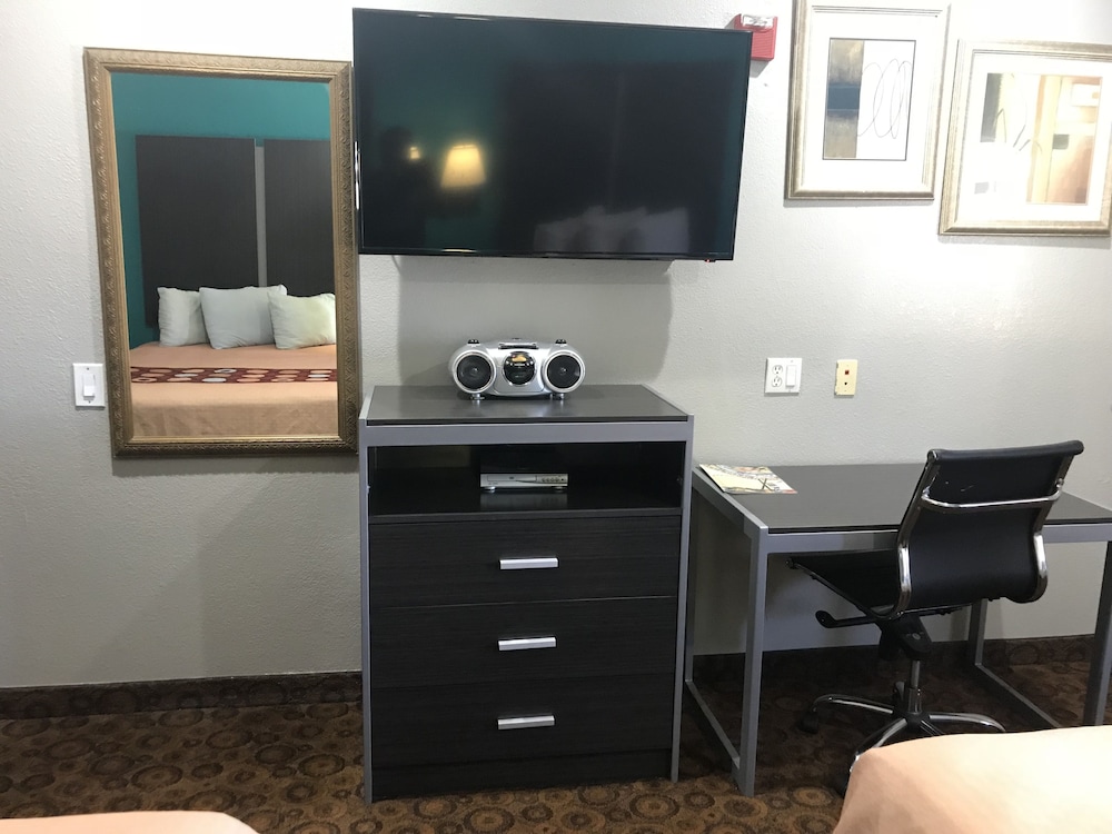 Camelot Inn Suites Veterans Memorial/Nw Houston 33/37