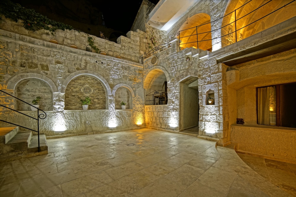 Risus Cave Suites 21/55