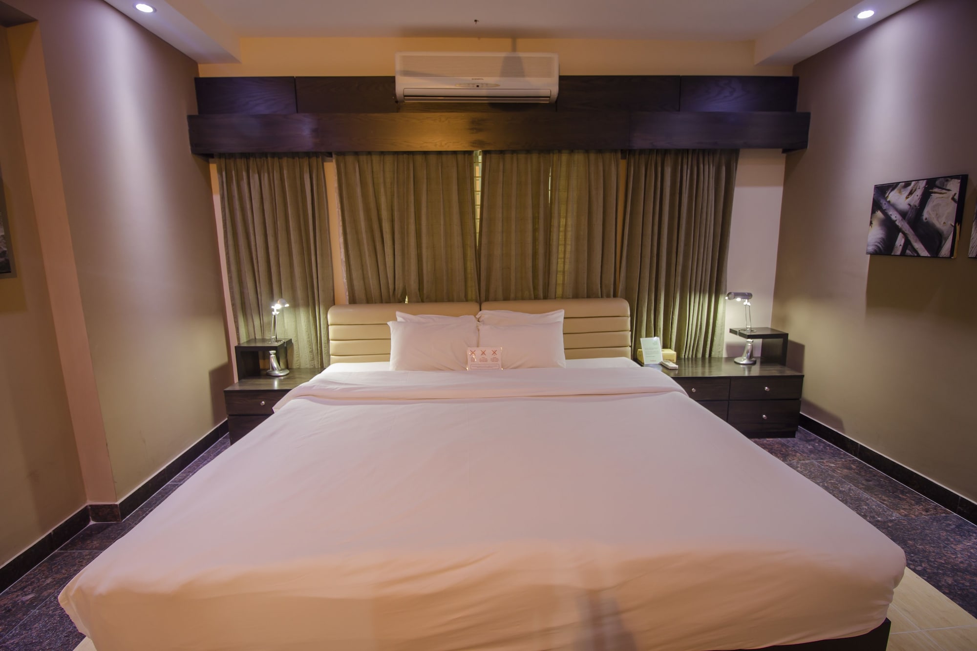 DELUXE SUITE